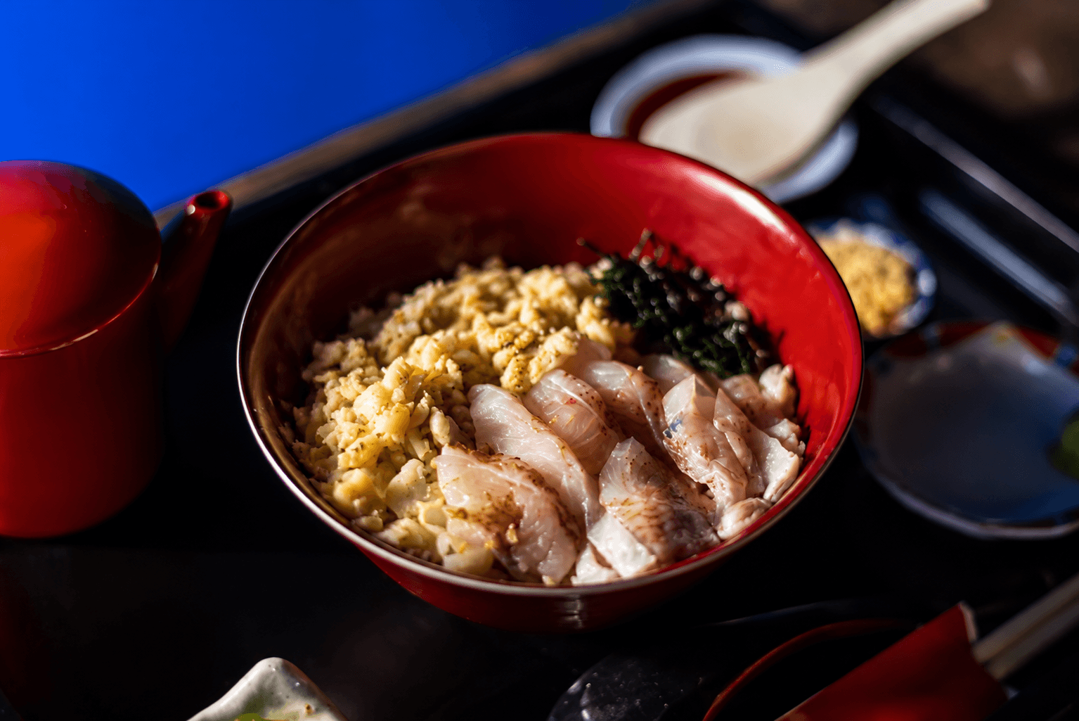 生のどぐろとほぐし身を盛り付けた、ハーフ＆ハーフのどぐろ丼 並盛り